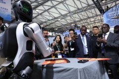 经纬度：AI硬件、机械人出海上海外贸新引擎动力